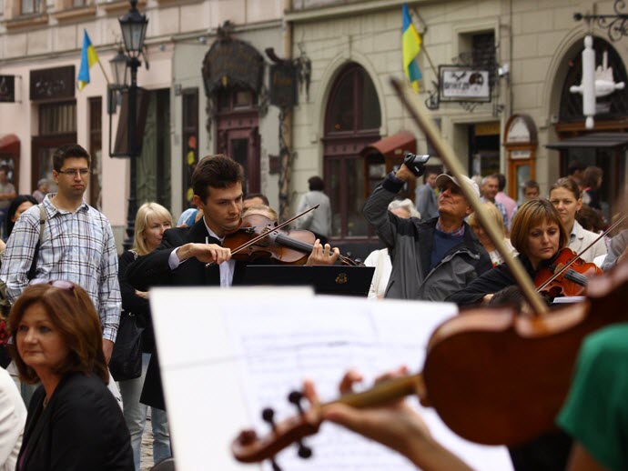 Ранок Незалежності у Львові розпочали класичною музикою на пл. Ринок. Фото з сайту: http://zaxid.net