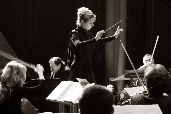 Диригент Вікторія Цанько (Свалявчик). Фото з сайту http://philarmonia.uz.ua