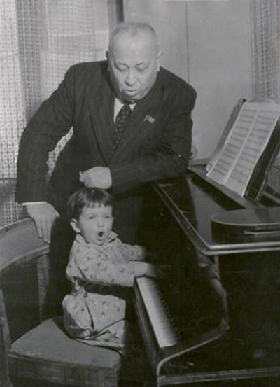 *Маленькая Наташа с дедом возле рояля. Фото из семейного альбома Натальи Паторжинской