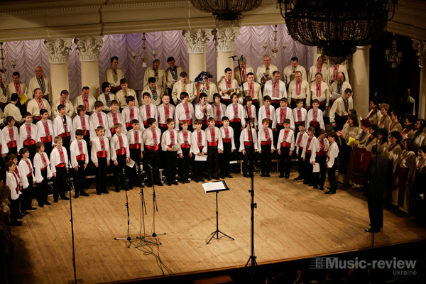 На сцені Національної філармонії України хор "Дзвіночок" і капела "Думка"