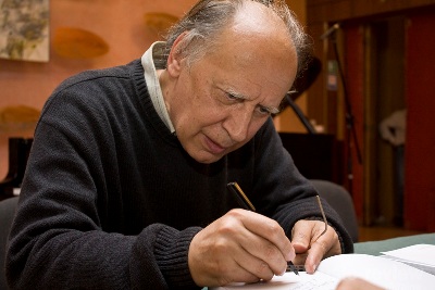 Валентин Сильвестров дає автографи