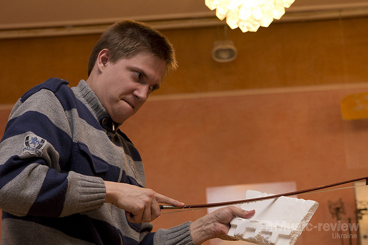 Cоло на пенопласті виконує координатор ансамблю «Nostri Temporis» Олексій Шмурак