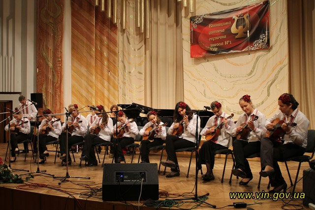 Найстаріша на Вінниччині дитяча музична школа відсвяткувала свій 80-річний ювілей. Фото з сайту: http://www.myvin.com.ua/