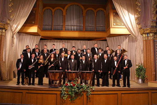 Духовий оркестр Закарпатської обласної філармонії. Фото з сайту http://philarmonia.uz.ua