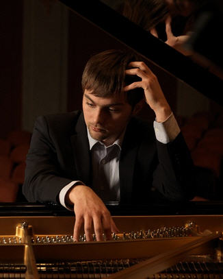  Андрій Драган, фортепіано. Фото з сайту: http://www.philharmonia.lviv.ua
