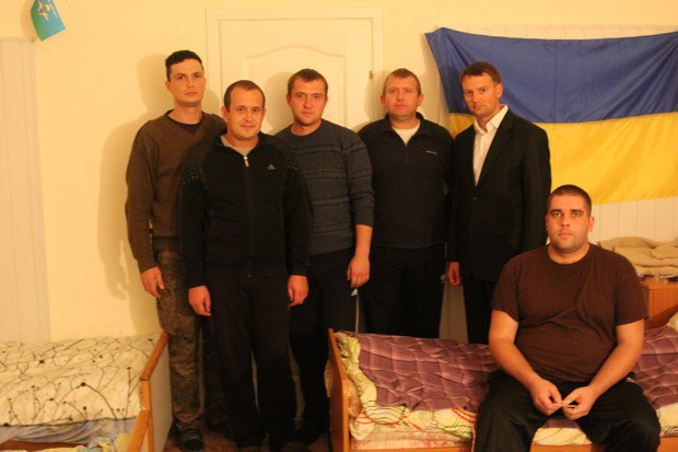 Анатолій Солов'яненко з бійцями АТО в госпіталі. Фото з сайту http://ukr.lb.ua