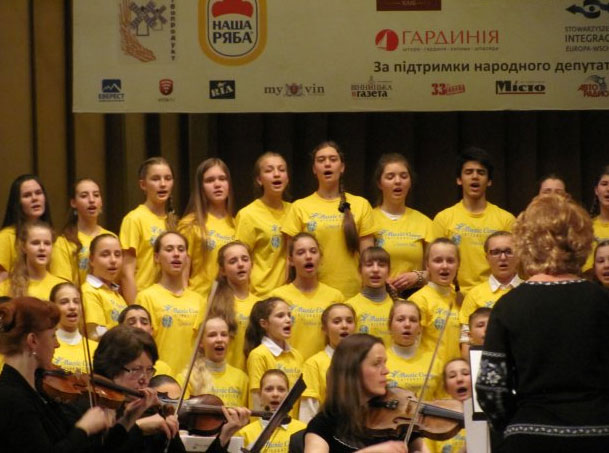 У Вінниці 200 дітей одночасно заспівали на чотирьох мовах світу під супровід камерного оркестру