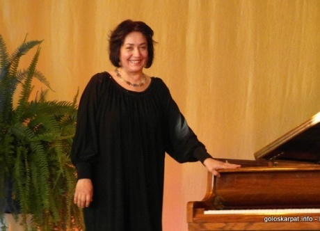 Етелла Чуприк,  фортепіано.20 жовтня 2012. Фото з сайту: http://goloskarpat.info