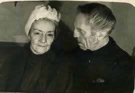 Наталія та Василь Барвінські в таборі ГУЛАГу (імовірно, зйомки під час звіту творчої самодіяльності в’язнів, Мордва, СССР), 1950-і роки.