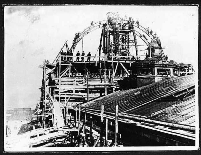 Роботи із перекриття головного куполу Опери. Фото 1899 року