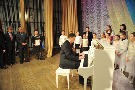 На фото Алины КОМАРОВОЙ: фортепиано, подаренное народным депутатом Украины Сергеем Тарутой, 