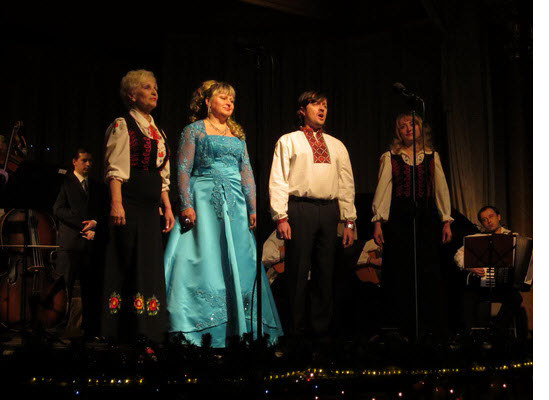 Закарпатська обласна філармонія привітала краян концертами.Фото з сайту: http://zakarpattya.net.ua