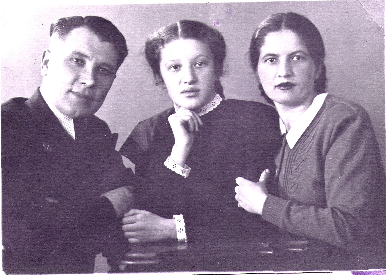 Родина Івахненків: Давид Васильович, його дружина Варвара Горіздра та донька Ганна. 1950 р.