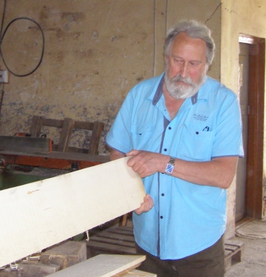 Олександр Соколовський – майстер з обробки музичної деревини