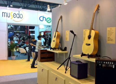 Наші гітари на виставці в Китаї