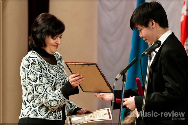 Член жюрі Тетяна Рощина (Україна) нагороджую II премією (у середній групі) Ютун Суна (Китай)