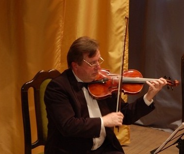 Народний артист України Павло Чеботов, скрипка. Фото з сайту: http://bukovynaonline.com