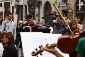 Ранок Незалежності у Львові розпочали класичною музикою на пл. Ринок