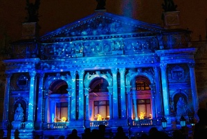 Атмосферні фото на фасаді Львівської опери 