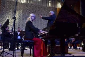 Академічний симфонічний оркестр Луганської обласної філармонії знову подарував слухачам зустріч з вічної музикою