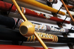 Сам собі оркестр: вінничанин виготовляє інструменти з усього світу за описом з інтернету