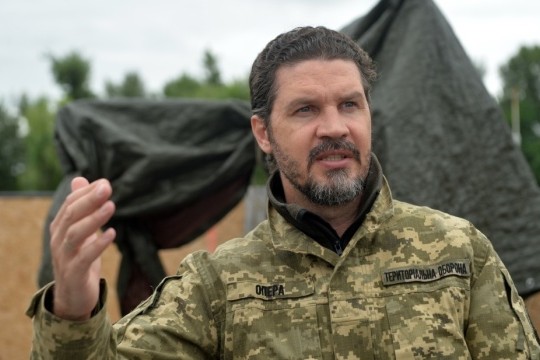 Небо Києва захищає оперний співак
