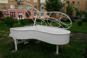 Фортепіано для квітів: у Чернігові облаштовують «музичну» клумбу 