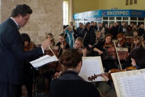 На вокзале в Харькове играл симфонический оркестр: для переселенцев собрали более 4-х тысяч гривен