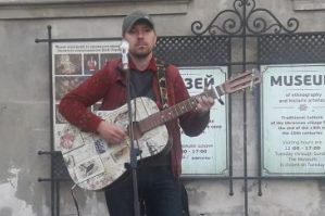 Вуличним музикантам у Львові заборонили виступати без дозволів. Як все працює на практиці?