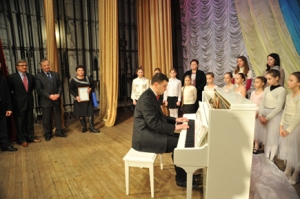 Сергей Тарута передал мариупольской молодежи два белых концертных фортепиано Steinway
