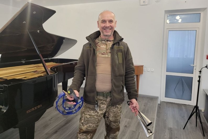 Викладач музшколи з Луцька на фронті грав на пеньку замість барабана