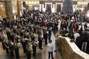 «Армія з Народом».Військовий оркестр із 400 музикантів влаштував флешмоб на залізничному вокзалі в Києві