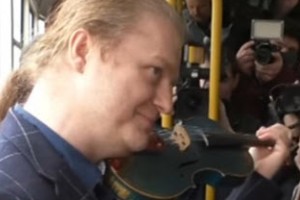 В Одесі чеський скрипаль-віртуоз Шпорцл дав концерт у трамваї під час руху