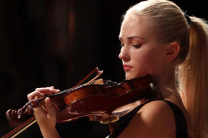 Молода українська скрипалька діагностує інструменти Страдіварі, Аматі та Гварнері 