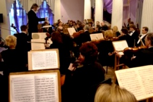 Оркестр Харківської філармонії заграє у лісі