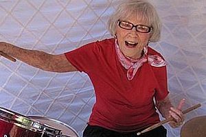 Захоплююча історія Віоли Сміт – 106-річної барабанщиці, яка досі продовжує грати і пити вино